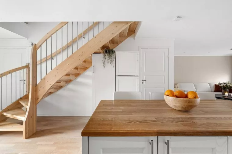 Création de dressing en bois massif sur mesure sous pente d'escaliers, Desvres, ETS SEVIN
